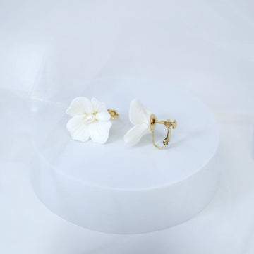 Clip on Ceramic White Flower Natural Pearl Stud Earrings, White Flower Bridal Earrings, Pearl Statement Earrings